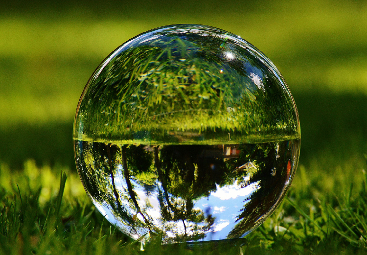 Uma bola de vidro no topo de um campo verdejante